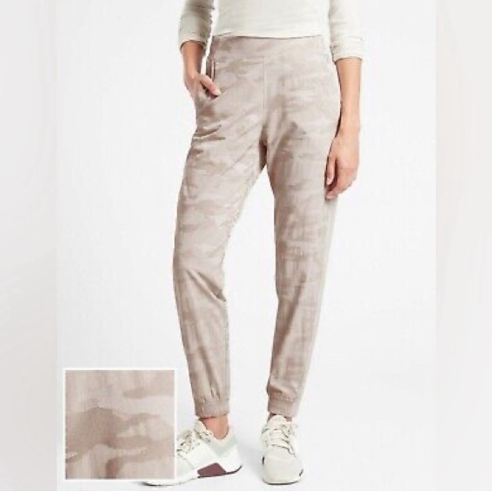 Athleta Abalone Cream Camo Brooklyn Textured Jogger Womens size 10‎